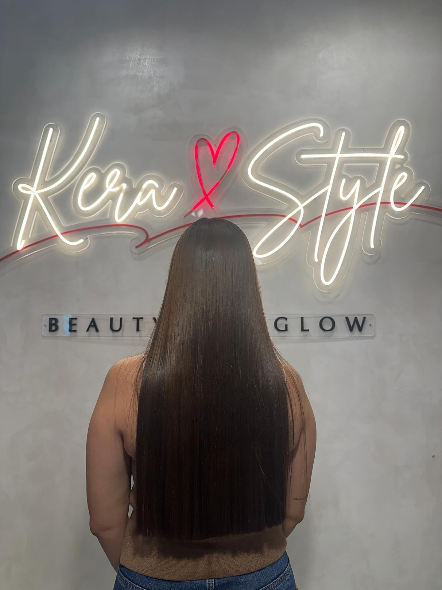 Clienta con cabello lacio y brillante tras tratamiento de keratina en KeraStyle