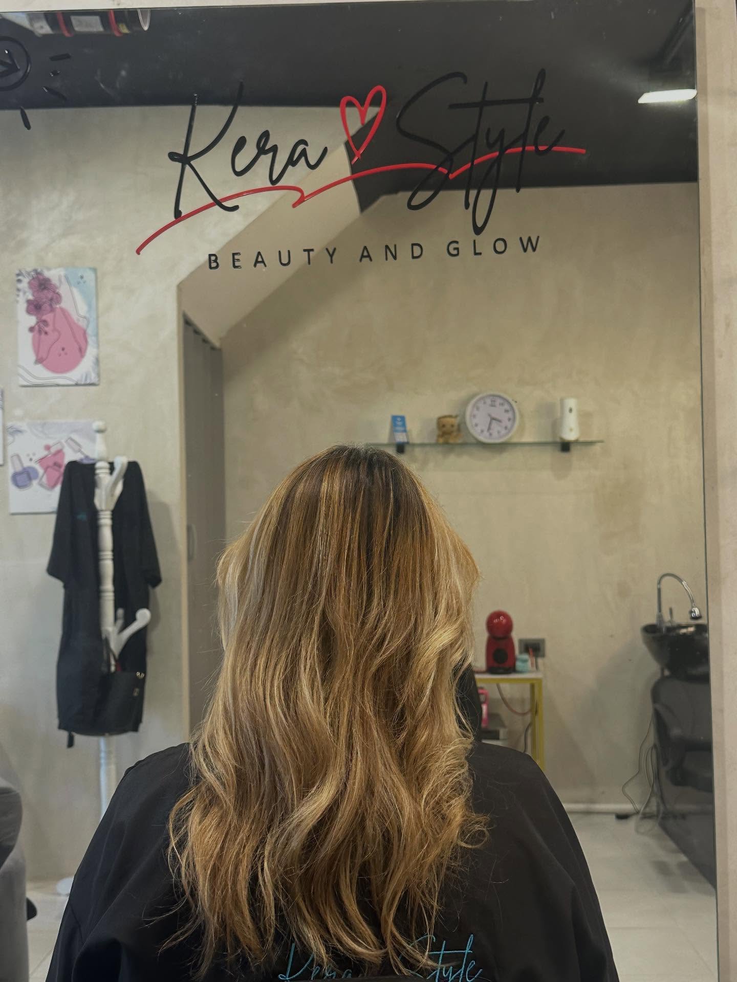 Interior del salón KeraStyle en Villahermosa, con su letrero Beauty and Glow