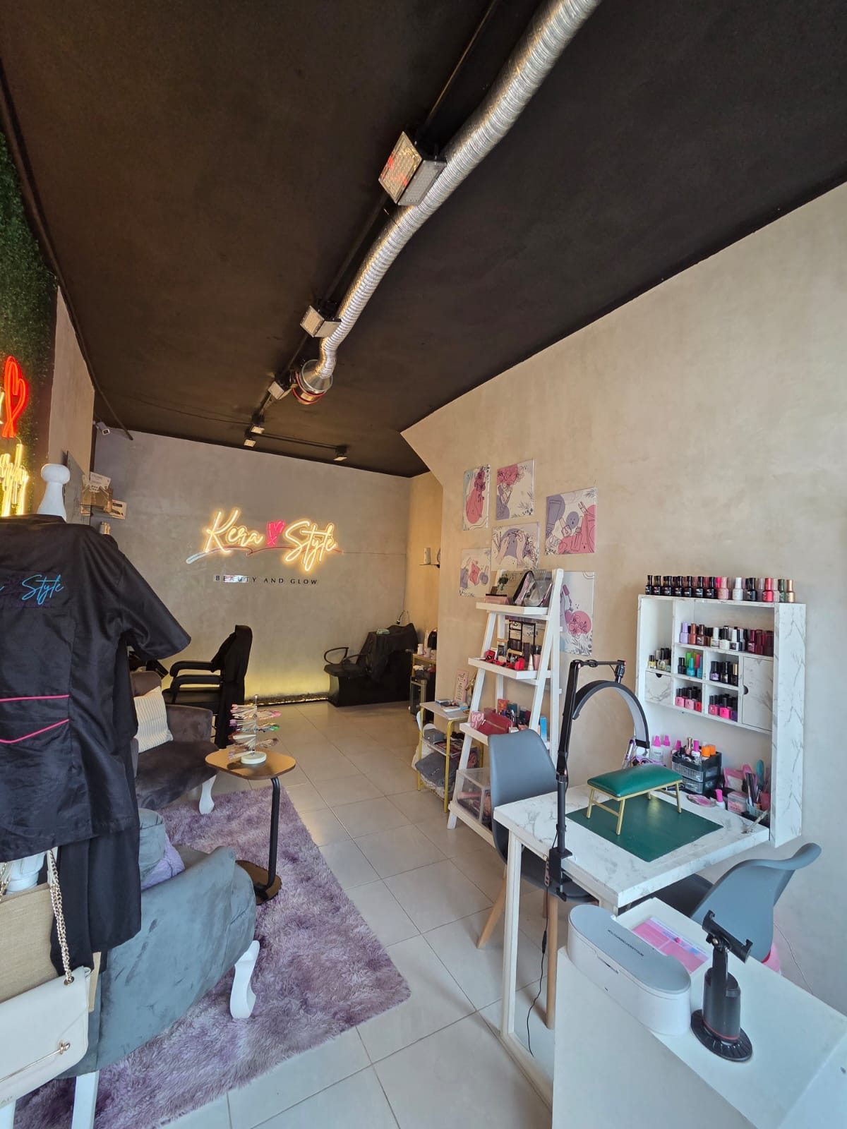 Interior de KeraStyle, área de cabello y uñas