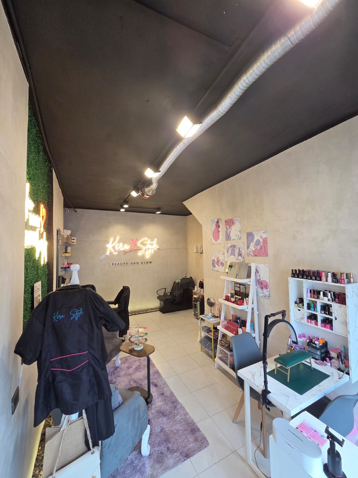 Estación de uñas y productos en KeraStyle